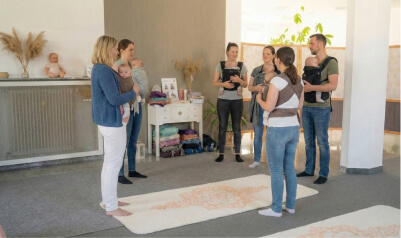 Eltern bei einem Tragekurs mit Sabrina Prause